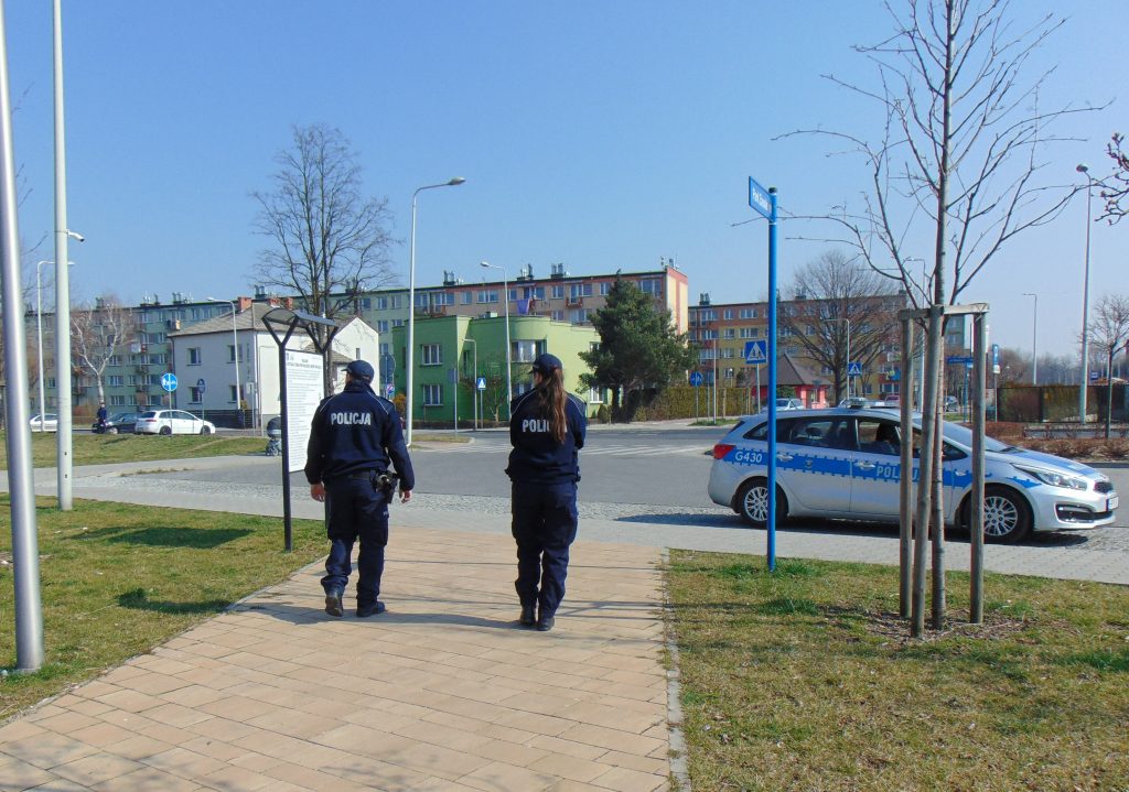 KPP Oświęcim. Policjanci patroluja (3)
